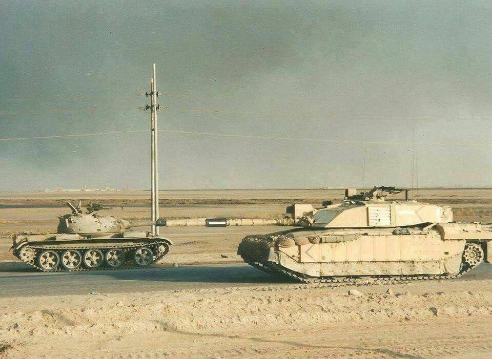 Igenis számít a méret! Balra egy szovjet/orosz T-55-ös tank, vele szemben pedig egy brit Challenger 2-es harckocsi. Forrás: X / Gianluca