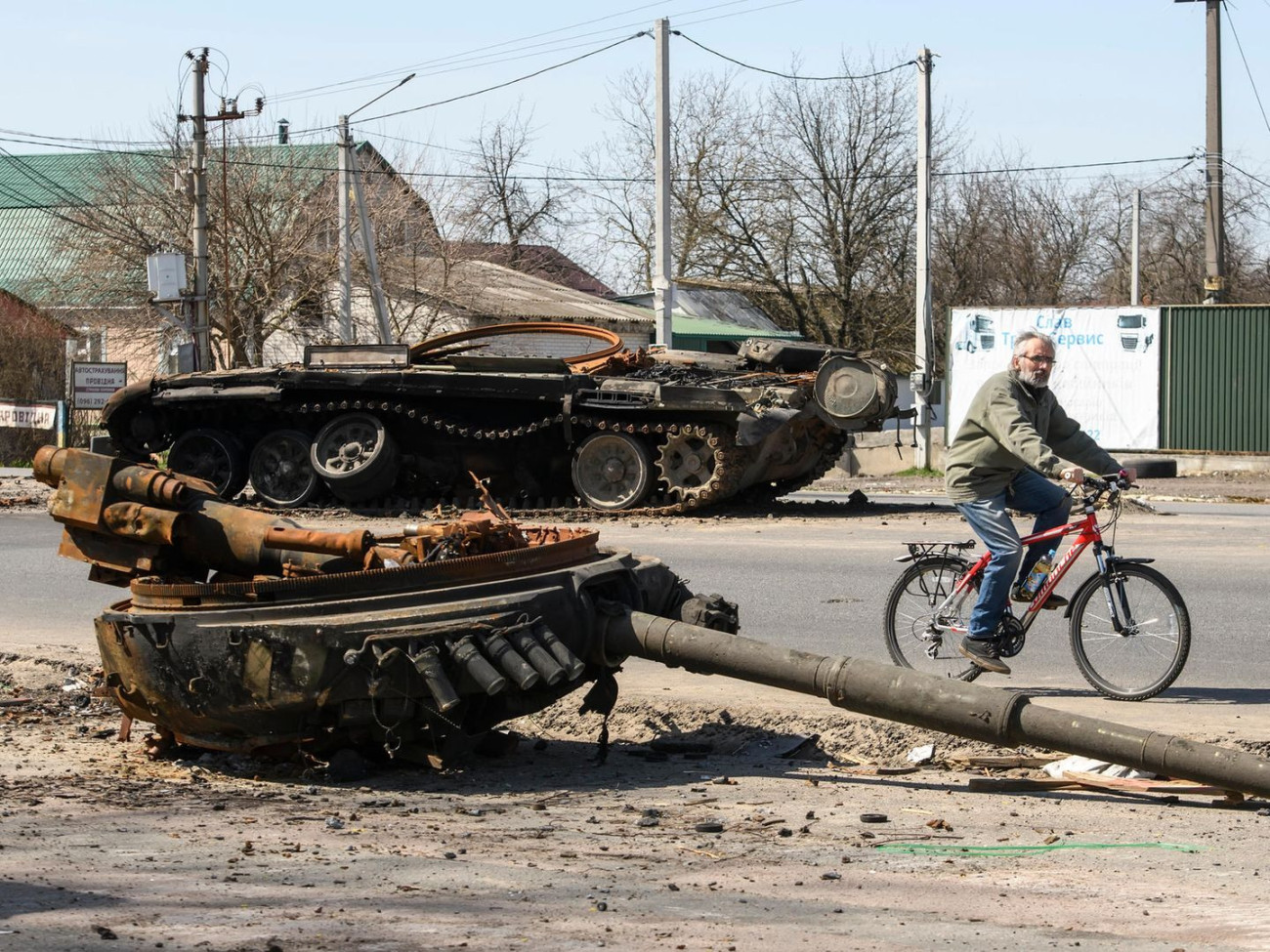 Kilőtt és felrobbant orosz tank valahol Ukrajnában. Forrás: X / Trollstoy