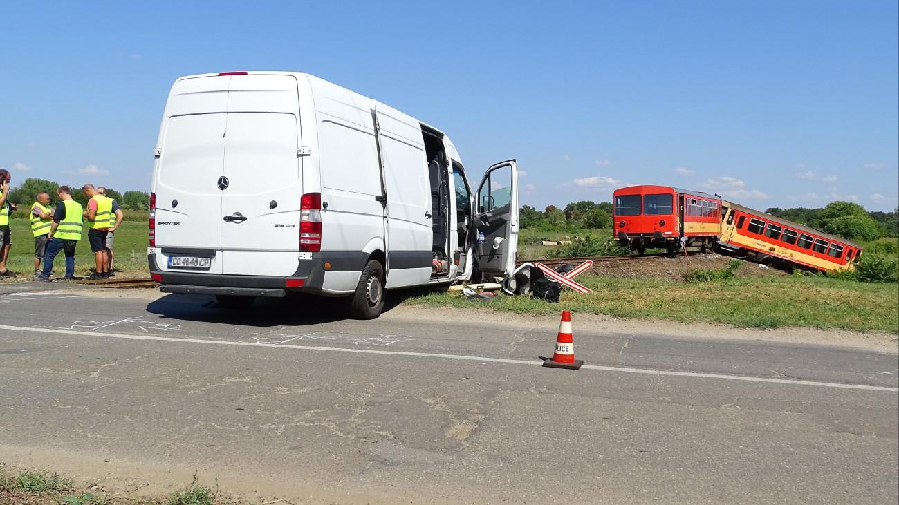 Mezőhegyes, 2023. szeptember 6.
Összeroncsolódott kisteherautó Mezőhegyes és Belsőkamaráspuszta között, a vasúti átjáróban, ahol a gépjármű a Mezőhegyesről Békéscsabára közlekedő személyvonat oldalának ütközött 2023. szeptember 6-án. A vonaton utazó utasok közül senki sem sérült meg, a motorkocsi két tengellyel kisiklott.
MTI/Donka Ferenc