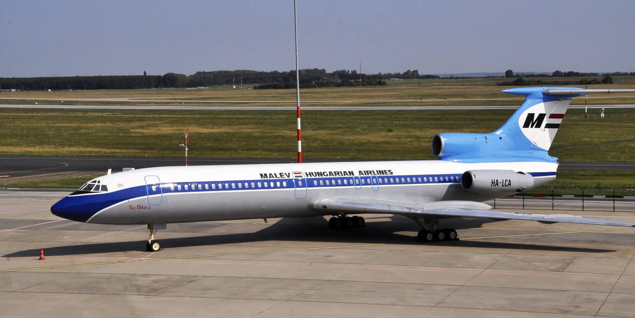 Budapest, 2018. augusztus 31.
Újrafestette a Légiközlekedési Kulturális Központ (LKK) a Malév első Tupoljev Tu-154-es repülőgépét, amely 45 évvel ezelőtt érkezett meg Szamarából Budapestre. A HA-LCA lajstromjelű Tu-154-est 1991-ben teherszállításra alakították át, majd 1993-ban vonták ki a forgalomból.