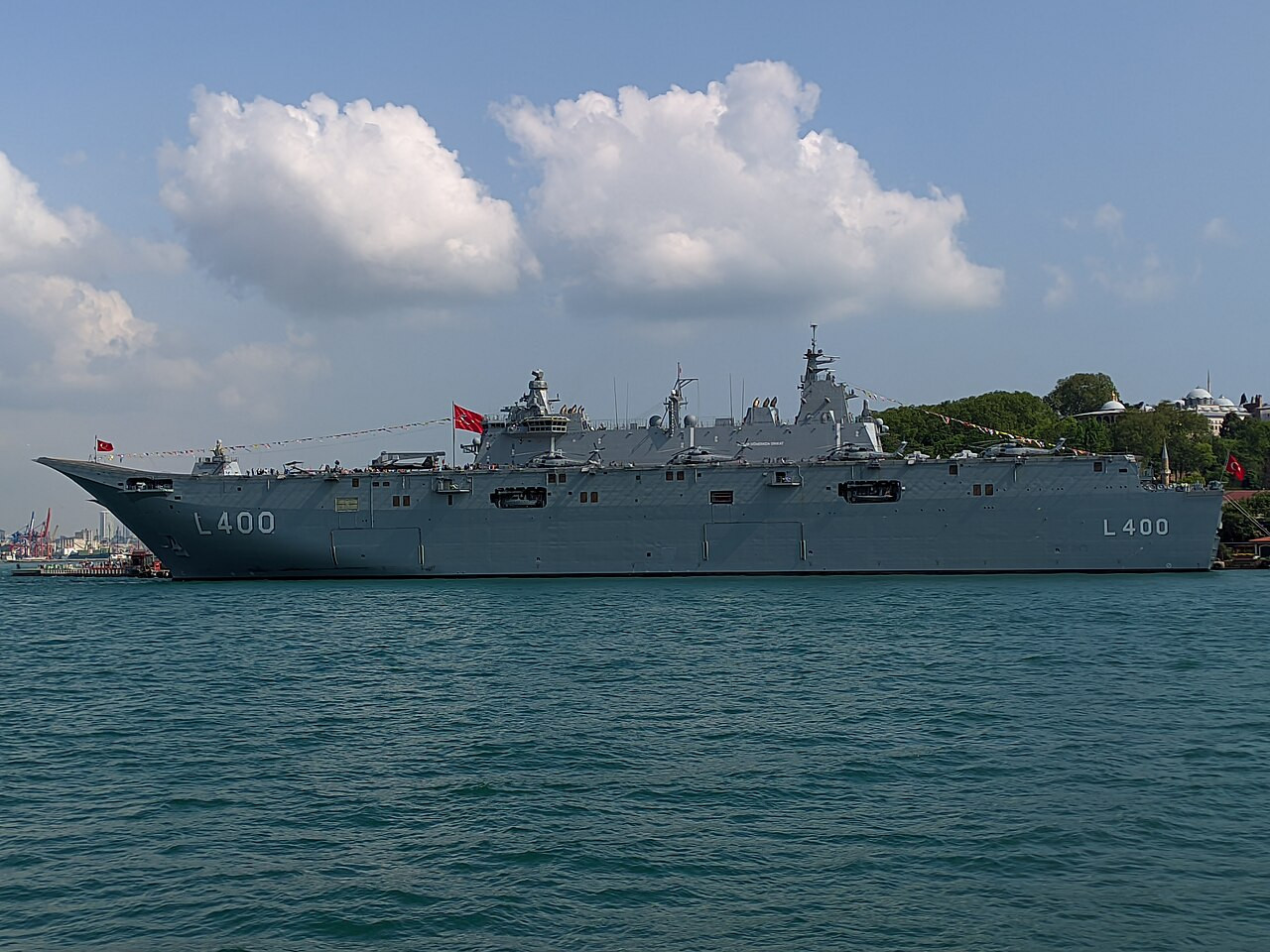 TCG Anadolu (L-400) a török haditengerészet partraszállást segítő hajója. Forrás: Wikipédia