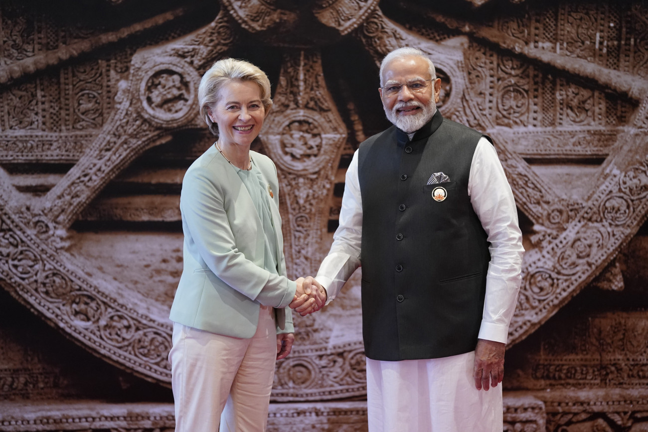 Újdelhi, 2023. szeptember 9.
Narendra Modi indiai miniszterelnök (j) fogadja Ursula von der Leyent, az Európai Bizottság elnökét a világ 19 legfejlettebb gazdaságú és vezető feltörekvő országát, valamint az Európai Uniót tömörítő húszas csoport, a G20 csúcstalálkozóján Újdelhiben, 2023. szeptember 9-én. A G20-as országcsoport állam- és kormányfői csúcstalálkozóját szeptember 9-én és 10-én rendezik az indiai fővárosban.
MTI/AP pool/Evan Vucci