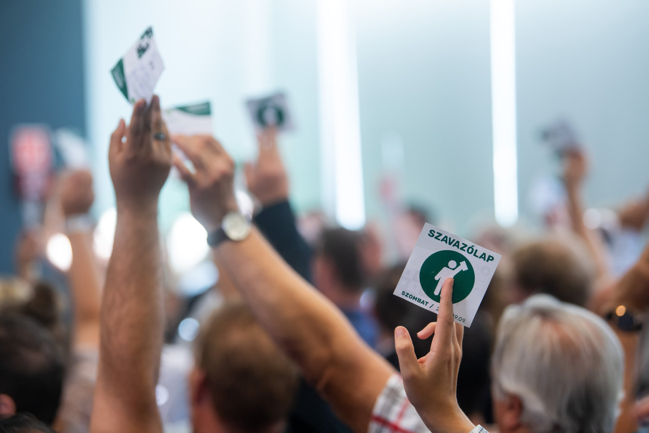 Budapest, 2023. szeptember 9.
Küldöttek szavaznak az LMP - Magyarország Zöld Pártja budapesti kongresszusán 2023. szeptember 9-én. A kongresszus Ungár Péter társelnököt választotta európai parlamenti választási listavezetőjének.
MTI/Balogh Zoltán