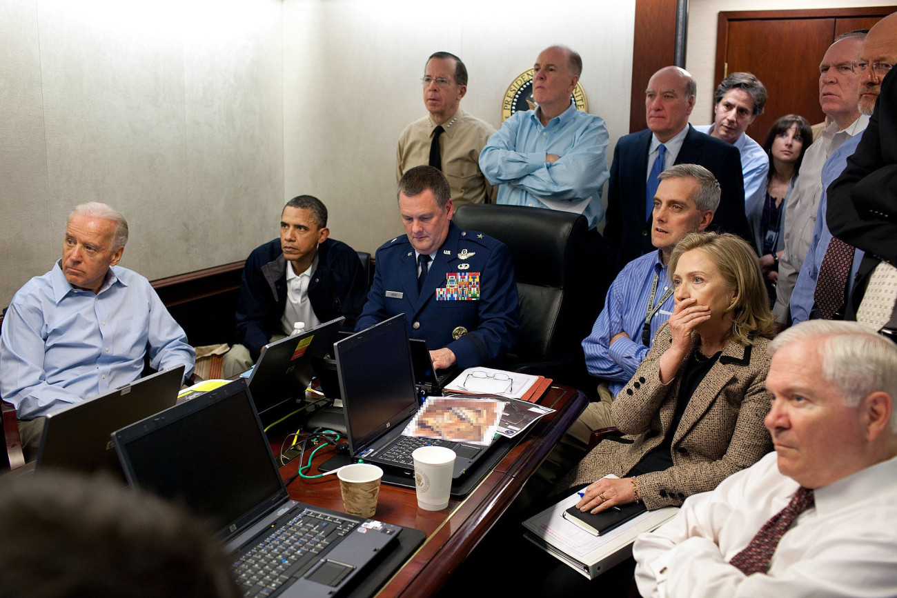 Az Egyesült Államok vezetői - köztük Joe Biden alenök (B1) és Barack Obama (B2) elnök -  a Fehér Ház különleges műveleti szobájából figyelik az Oszáma bin Láden elleni akciót. Forrás: Wikipédia