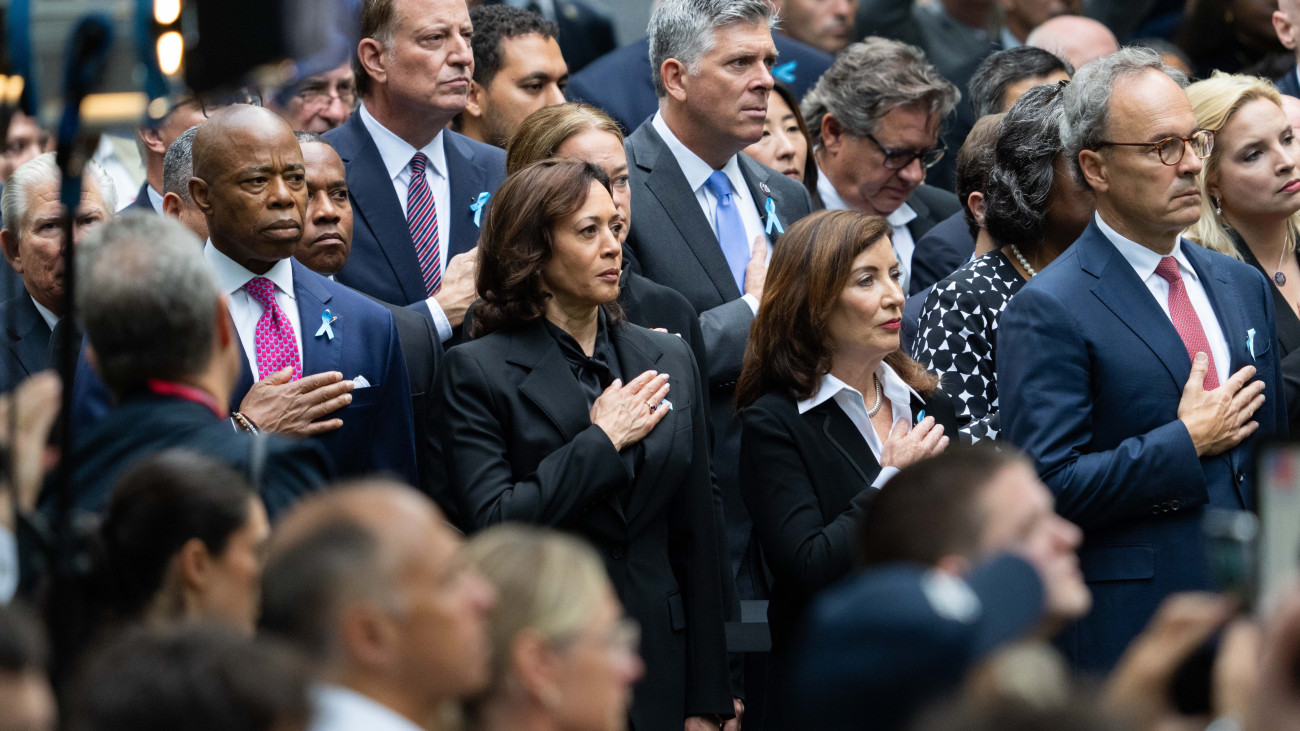 New York, 2023. szeptember 11.
Eric Adams New York-i polgármester, Kamala Harris amerikai alelnök és Kathy Hochul, New York állam kormányzója (b-j) a Szeptember 11. Emlékműnél, a 2001. szeptemberi New York-i terrortámadásban megsemmisült Világkereskedelmi Központ ikertornyainak helyén létesített Ground Zero területén tartott megemlékezésen 2023. szeptember 11-én, az Egyesült Államok elleni 2001. szeptember 11-i repülőgépes terrortámadások 22. évfordulóján.
MTI/EPA/Adam Gray