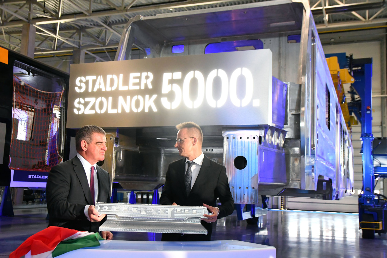 Szolnok, 2023. szeptember 12.
Peter Spuhler, a Stadler Rail AG igazgatósági elnöke (b) és Szijjártó Péter külgazdasági és külügyminiszter a Stadler Szolnok Kft. projektbejelentő sajtótájékoztatóján 2023. szeptember 12-én. A Stadler svájci vasúti járműgyártó 17 milliárd forintos beruházással több mint 170 új munkahelyet hoz létre Szolnokon.
MTI/Mészáros János