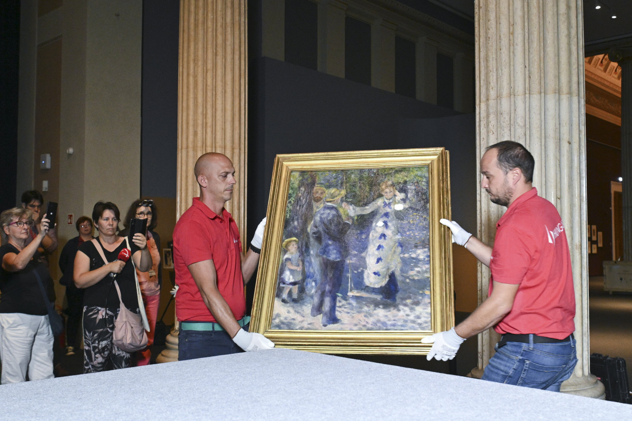 Budapest, 2023. szeptember 12.
Kicsomagolják Pierre-Auguste Renoir A hinta című olajfestményét a Szépművészeti Múzeumban 2023. szeptember 12-én. Első alkalommal nyílik Magyarországon a francia impresszionista festő életművét bemutató, átfogó kiállítás, amely szeptember 22-től látogatható.
MTI/Koszticsák Szilárd