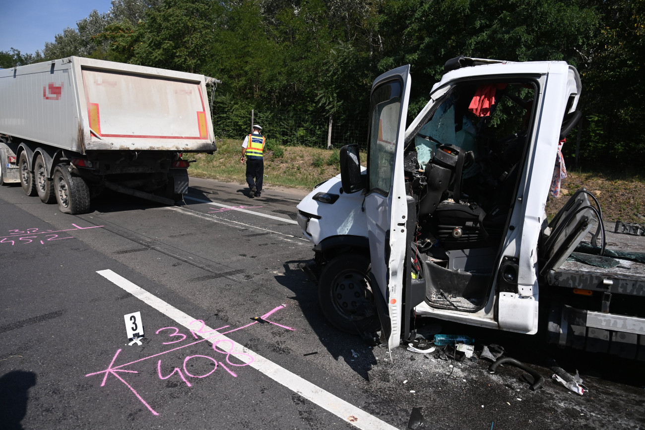 Ócsa, 2023. szeptember 13.
Rendőrségi helyszínelés az M5-ös autópályán Ócsa közelében, ahol egy tréler egy teherautónak ütközött 2023. szeptember 13-án. A jármű 42 éves bolgár sofőrje a helyszínen belehalt sérüléseibe.
MTI/Mihádák Zoltán