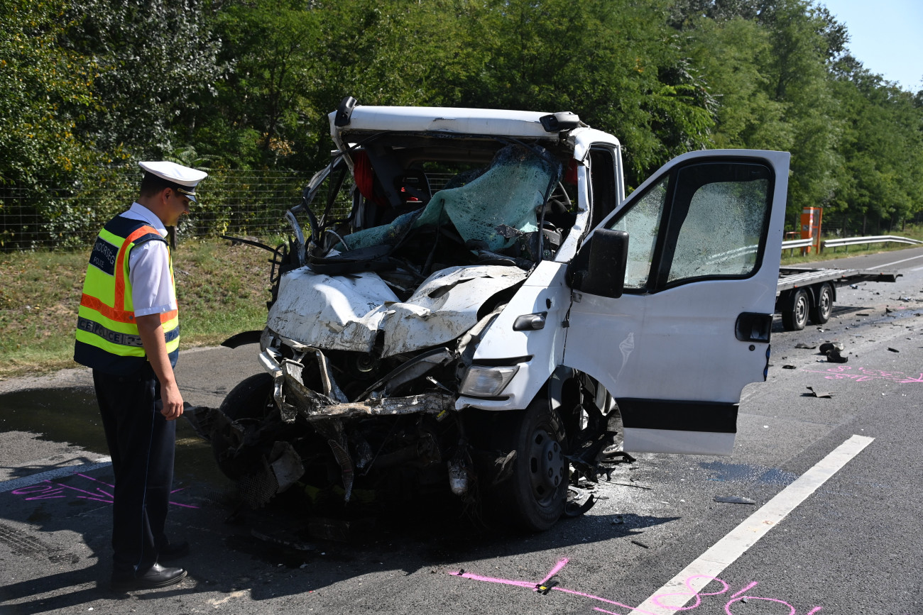 Ócsa, 2023. szeptember 13.
Rendőrségi helyszínelés az M5-ös autópályán Ócsa közelében, ahol egy tréler egy teherautónak ütközött 2023. szeptember 13-án. A jármű 42 éves bolgár sofőrje a helyszínen belehalt sérüléseibe.
MTI/Mihádák Zoltán