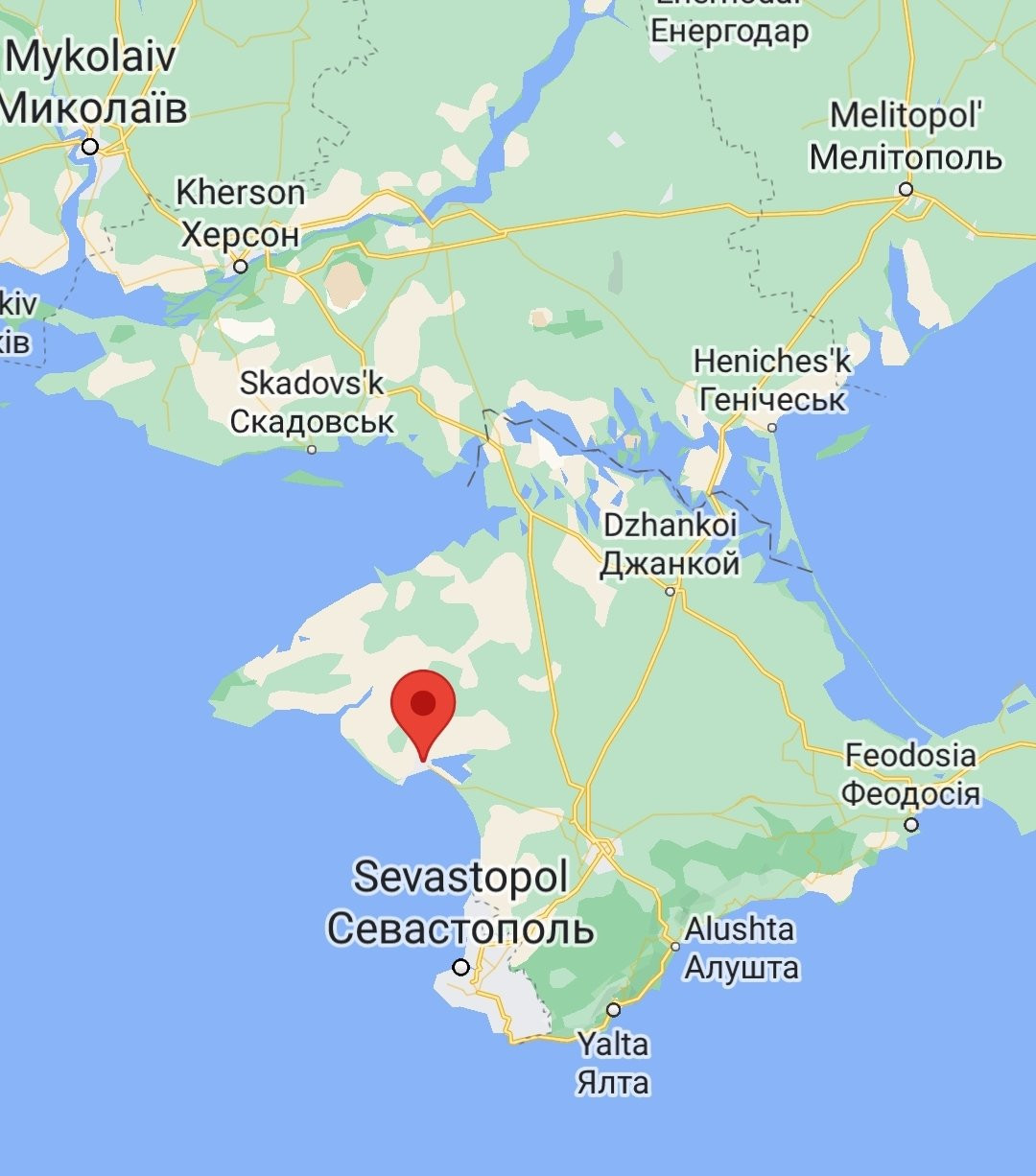 Pirossal jelöltük a Krím-félszigeten, Jevpatorija közelében szétrombolt Sz-400 Triumf légvédelmi rakétarendszer valószínű helyét. Forrás: Googlemaps