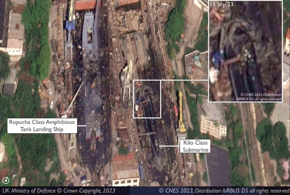 A szevasztopoli kikötő szárazdokkjai az ukrán dróntámadás után. Balra a Minszk partaszálló hajó, jobbra pedig a Rosztov-na-Donu tengeralattjáró kiégett roncsai láthatók a megrongálódott építményekben. Forrás: X / UK MoD