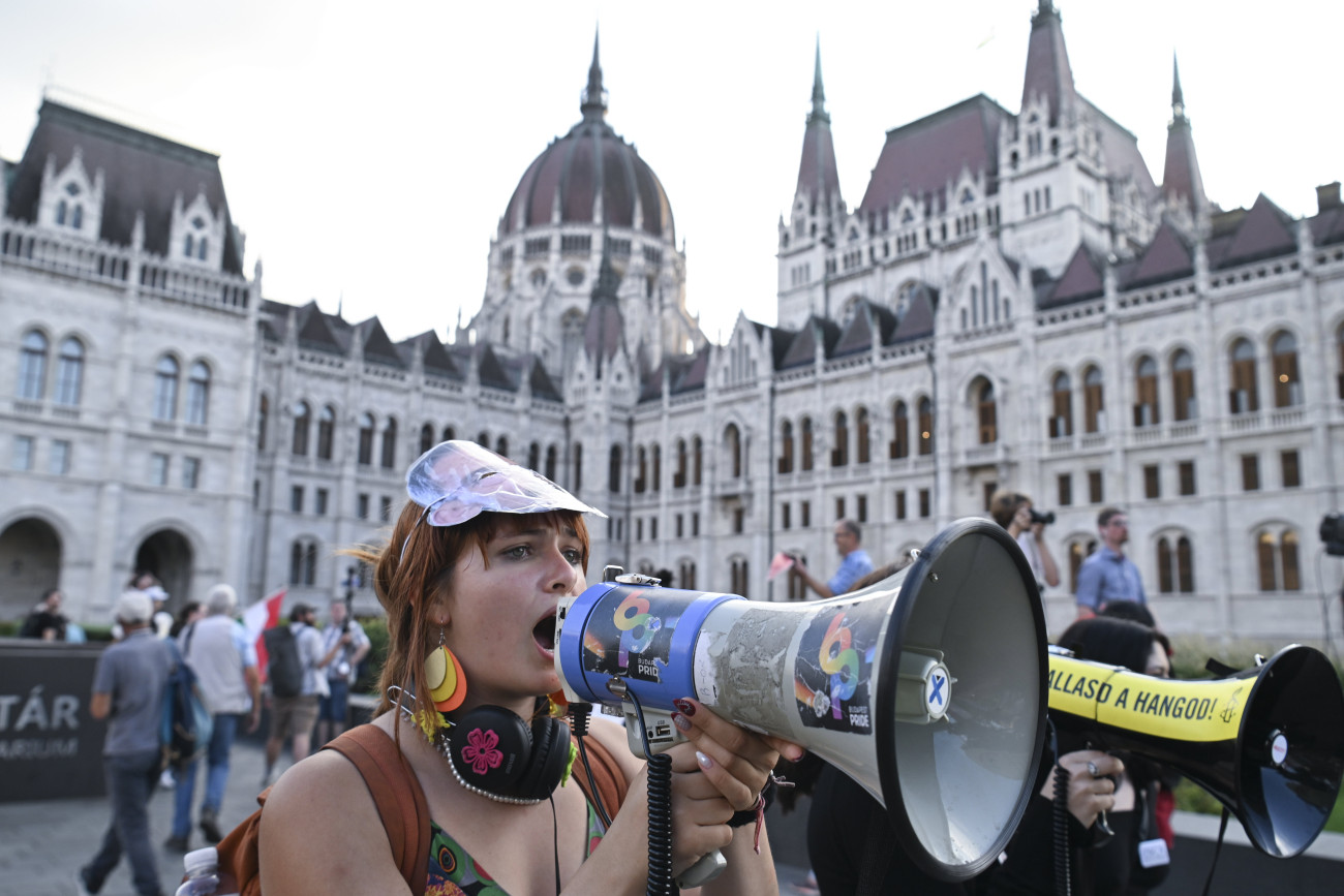 Budapest, 2023. szeptember 15.
Résztvevő az Egységes Diákfront más szervezetekkel közös, az új pedagóguséletpálya-törvény elleni tüntetésén a Parlament előtt, a Kossuth téren 2023. szeptember 15-én.
MTI/Koszticsák Szilárd