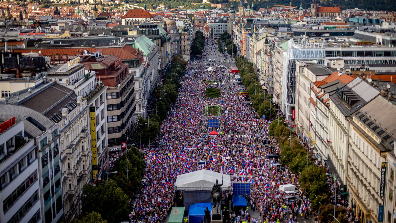 Prága, 2023. szeptember 16.
A cseh ellenzéki Jog, Tisztelet, Szakértelem (PRO) párt felhívására tüntet több ezer ember a kormány ellen a prágai Vencel téren 2023. szeptember 16-án.
MTI/EPA/Martin Divisek