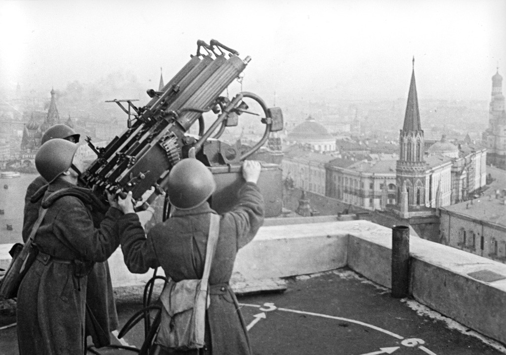 Légvédelmi tüzérek a szovjet fővárosban a Moszkva szálloda tetején, Maxim géppuskákkal. Forrás: Wikipédia