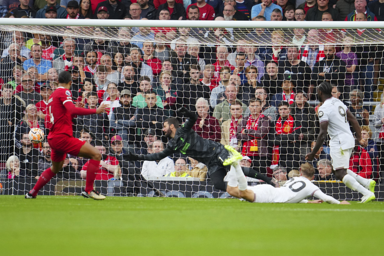 Liverpool, 2023. szeptember 24.
Jarrod Bowen, a West Ham játékosa (j2) megszerzi csapata első gólját az FC Liverpool ellen az angol első osztályú labdarúgó-bajnokság 2023. szeptember 24-i játéknapján a liverpooli Anfield Stadionban.
MTI/AP/Jon Super