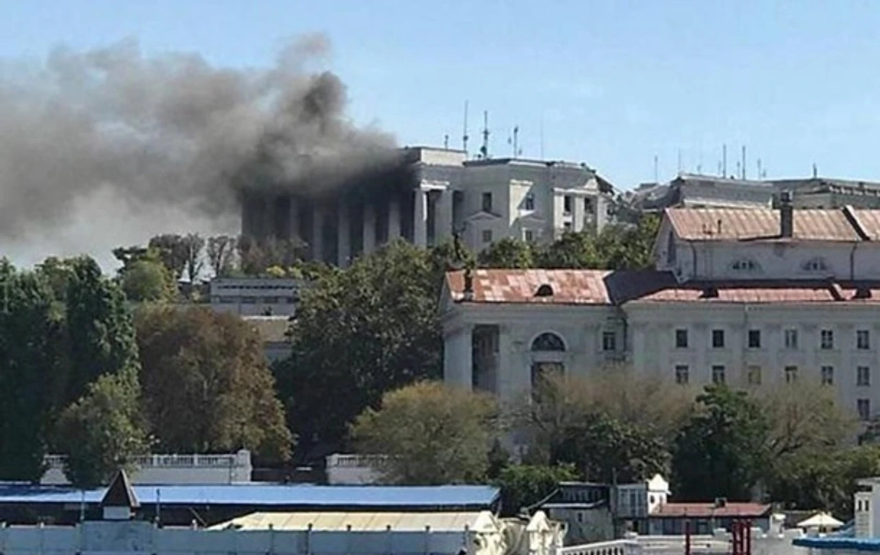 Szevasztopol, ukrán dróntámadás a fekete-tengeri orosz hadiflotta parancsnokságának épülete ellen.  Forrás: X / KyivPost