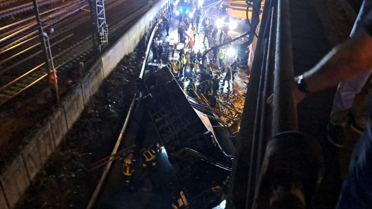 Velence, 2023. október 4.
Mentőalakulatok tagjai a Velence Mestre nevű városrészében történt buszbaleset helyszínén 2023. október 3-án, miután a busz lezuhant egy felüljáróról az út mellett futó vasúti sínekre. A balesetben legkevesebb 21 ember életét vesztette és 12-en megsérültek.
MTI/EPA/ANSA/ANDREA BUOSO