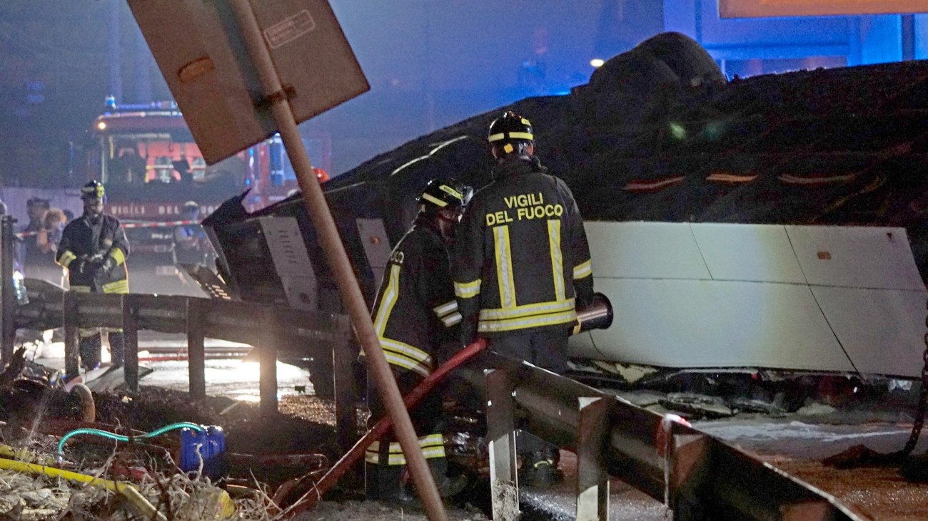 Velence, 2023. október 4.
Mentőalakulatok tagjai a Velence Mestre nevű városrészében történt buszbaleset helyszínén 2023. október 3-án, miután a busz lezuhant egy felüljáróról az út mellett futó vasúti sínekre. A balesetben legkevesebb 21 ember életét vesztette és 12-en megsérültek.
MTI/EPA-ANSA/Andrea Merola