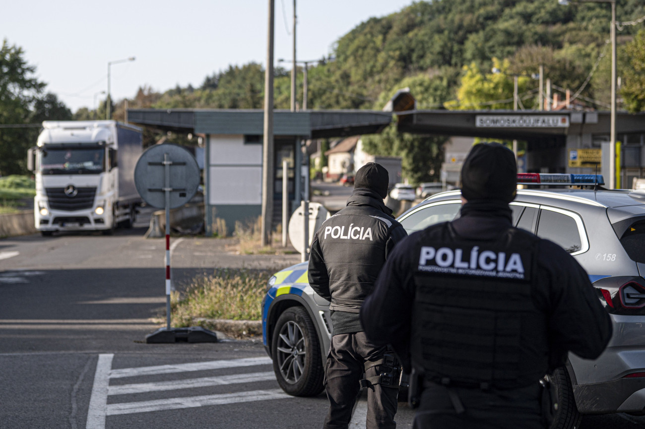 Somoskőújfalu, 2023. október 5.
Szlovák rendőrök határellenőrzést végeznek a somoskőújfalui határátkelőnél 2023. október 5-én. Szlovákia mától ideiglenesen visszaállította a határellenőrzéseket a magyar határon, az intézkedés egyelőre október 14-ig lesz hatályos. Pozsony az intézkedést az illegális migráció megfékezésének szükségességével indokolta. A magyar határon történő ellenőrzések újbóli bevezetésére egy nappal azt követően kerül sor, hogy szerdától Csehország és Lengyelország vezetett be hasonló intézkedést szlovák határán.
MTI/Komka Péter