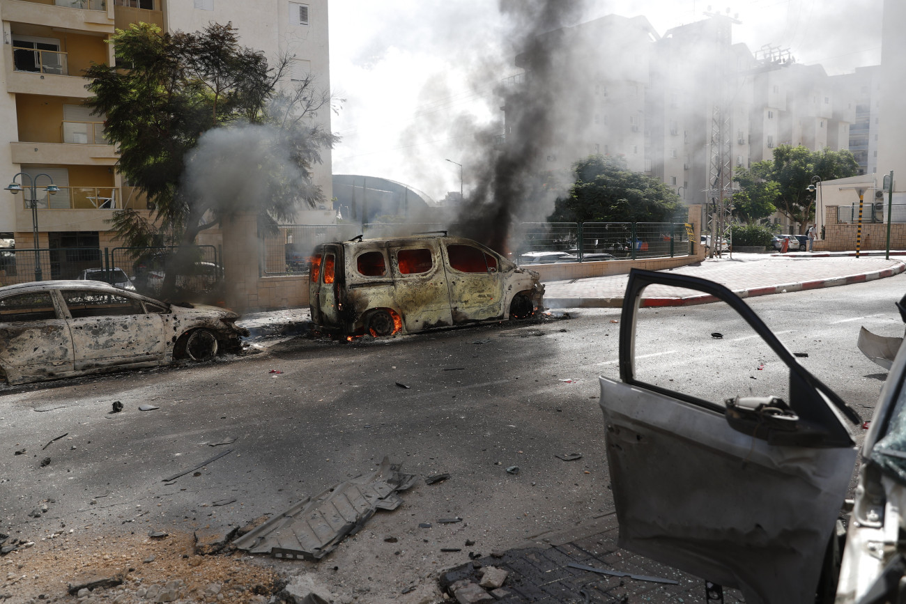 Askelon, 2023. október 7.
Palesztin rakétatámadásban kigyulladt járművek lángolnak az izraeli Askelonban 2023. október 7-én. A Hamász palesztin iszlamista szervezet reggel óta 2500 rakétát lőtt ki Izrael déli és középső részére a Gázai övezetből, és több tucat fegyverese hatolt be izraeli településekre. Eddig 22 halottról és félezer sebesültről tudni, a fegyveresek izraeli túszokat hurcoltak magukkal a Gázai övezetbe. Izrael teljes mozgósítást rendelt el.
MTI/EPA/Atef Szafadi