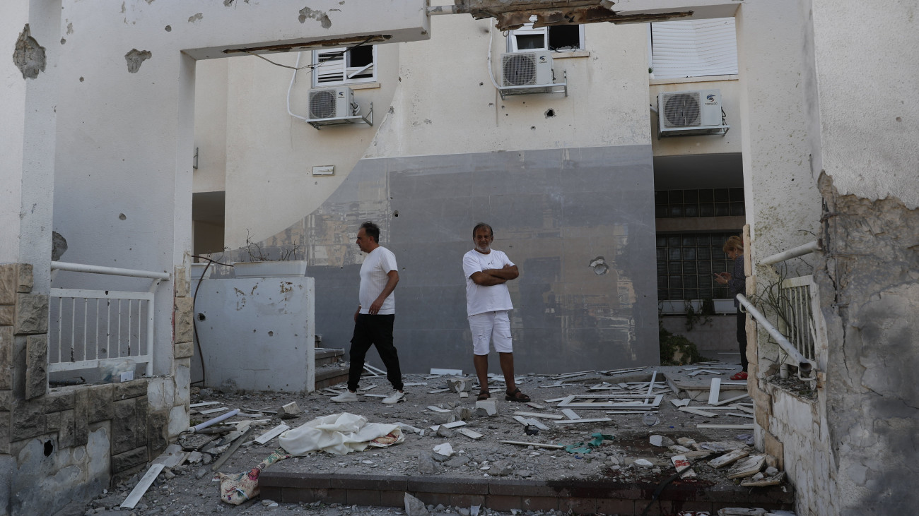 Askelon, 2023. október 7.
Palesztin rakétatámadásban megrongálódott épületet néznek lakók az izraeli Askelonban 2023. október 7-én. A Hamász palesztin iszlamista szervezet reggel óta 2500 rakétát lőtt ki Izrael déli és középső részére a Gázai övezetből, és több tucat fegyverese hatolt be izraeli településekre. Eddig 22 halottról és félezer sebesültről tudni, a fegyveresek izraeli túszokat hurcoltak magukkal a Gázai övezetbe. Izrael teljes mozgósítást rendelt el.
MTI/EPA/Atef Szafadi
