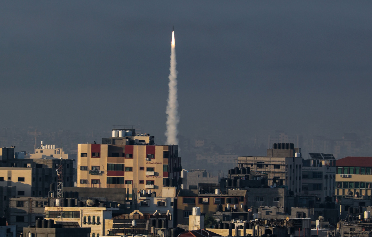 Gáza, 2023. október 7.
Rakétával lövik Izraelt palesztin fegyveresek Gáza városából 2023. október 7-én. A Hamász palesztin iszlamista szervezet reggel óta 2500 rakétát lőtt ki Izrael déli és középső részére a Gázai övezetből, és több tucat fegyverese hatolt be izraeli településekre. Eddig 22 halottról és félezer sebesültről tudni, a fegyveresek izraeli túszokat hurcoltak magukkal a Gázai övezetbe. Izrael teljes mozgósítást rendelt el.
MTI/EPA/Mohamed Szaber