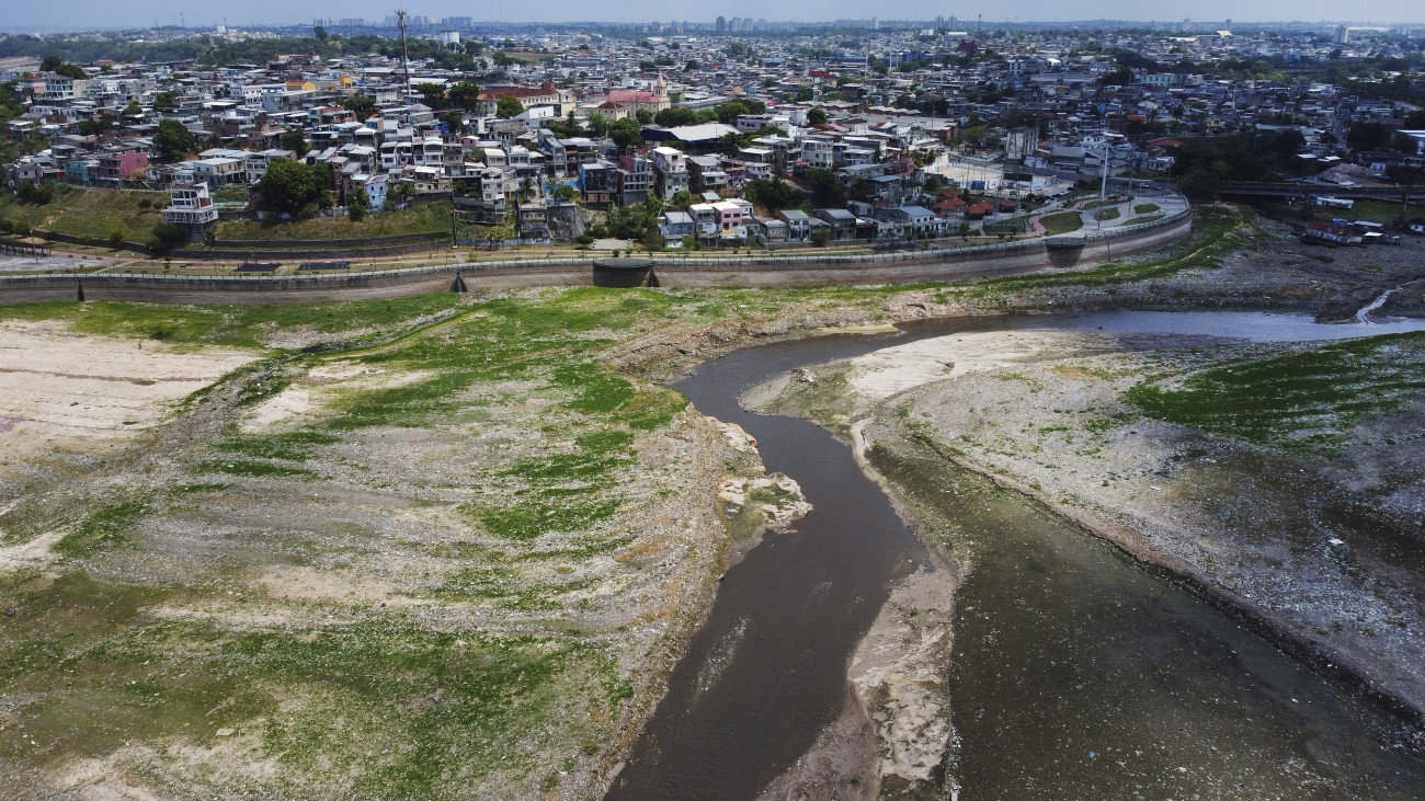 Manaus, 2023. szeptember 27.
A csaknem teljesen kiszáradt Rio Negro folyó szeméttel borított medre Manaus városban 2023. szeptember 26-án.
MTI/AP/Edmar Barros