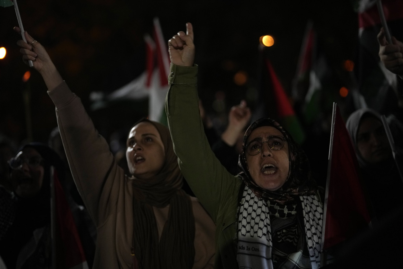 Isztambul, 2023. október 8.
Palesztin zászlókat tartó emberek ünnepelnek egy felvonuláson Isztambulban 2023. október 7-én, miután a Hamász palesztin iszlamista szervezet rakétaáradatot zúdított Izrael déli és középső részére a Gázai övezetből, és több tucat fegyverese hatolt be izraeli településekre. Az izraeli egészségügyi tárca október 8-i közlése szerint 2048 sebesültet szállítottak kórházba, akik közül az életveszélyes és súlyos sebesültek számát háromszázötvenre becsülik.
MTI/AP/Halil Hamra