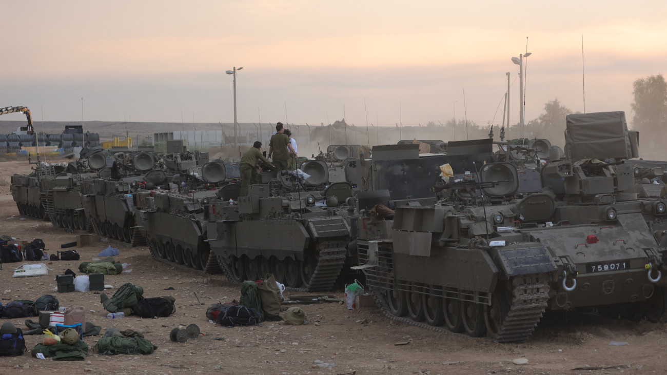 Beér-Seva, 2023. október 9.
Izraeli tartalékos katonák a dél-izraeli Beér-Seva közelében fekvő táborukban 2023. október 9-én. Daniel Hagari katonai szóvivő tájékoztatása szerint az elmúlt két napban háromszázezer tartalékost mozgósított az izraeli haderő. A Gázai övezetet irányító Hamász palesztin iszlamista szervezet október 7-én többfrontos támadást indított Izrael ellen, több mint 800 izraeli életét vesztette, a Hamász elleni izraeli válaszcsapások halálos áldozatainak száma a Gázai övezetben 500, a sebesülteké meghaladja a háromezret. Az izraeli hadsereg ellencsapásokat hajtott végre a libanoni határnál is.
MTI/EPA/Abir Szultan