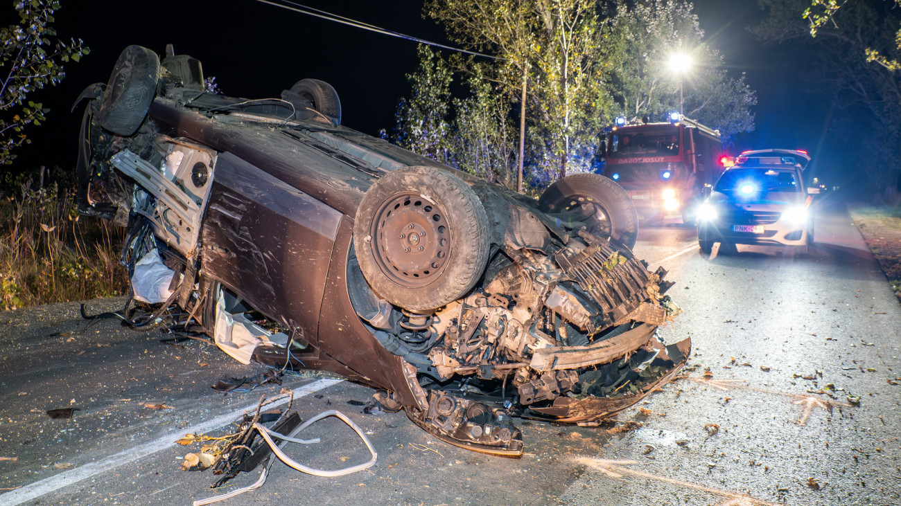 Kiskunmajsa, 2023. október 12.
Felborult személygépkocsi az 5409-es számú úton, Kiskunmajsa térségében 2023. október 12-én. A baleset következtében a migránsokat szállító, francia rendszámú autóban két ember meghalt.
MTI/Donka Ferenc