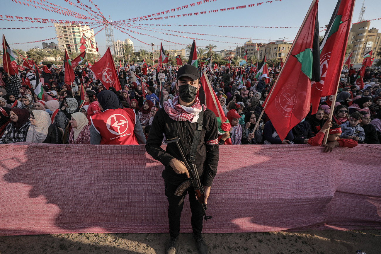 Gáza, 2022. december 8.
A Népi Front Palesztina Felszabadításáért (PFLP) szervezet megalakulásának 55. évfordulójáról tartott megemlékezésen őrködik egy fegyveres férfi Gázában 2022. december 8-án.
MTI/EPA/Mohamed Szaber