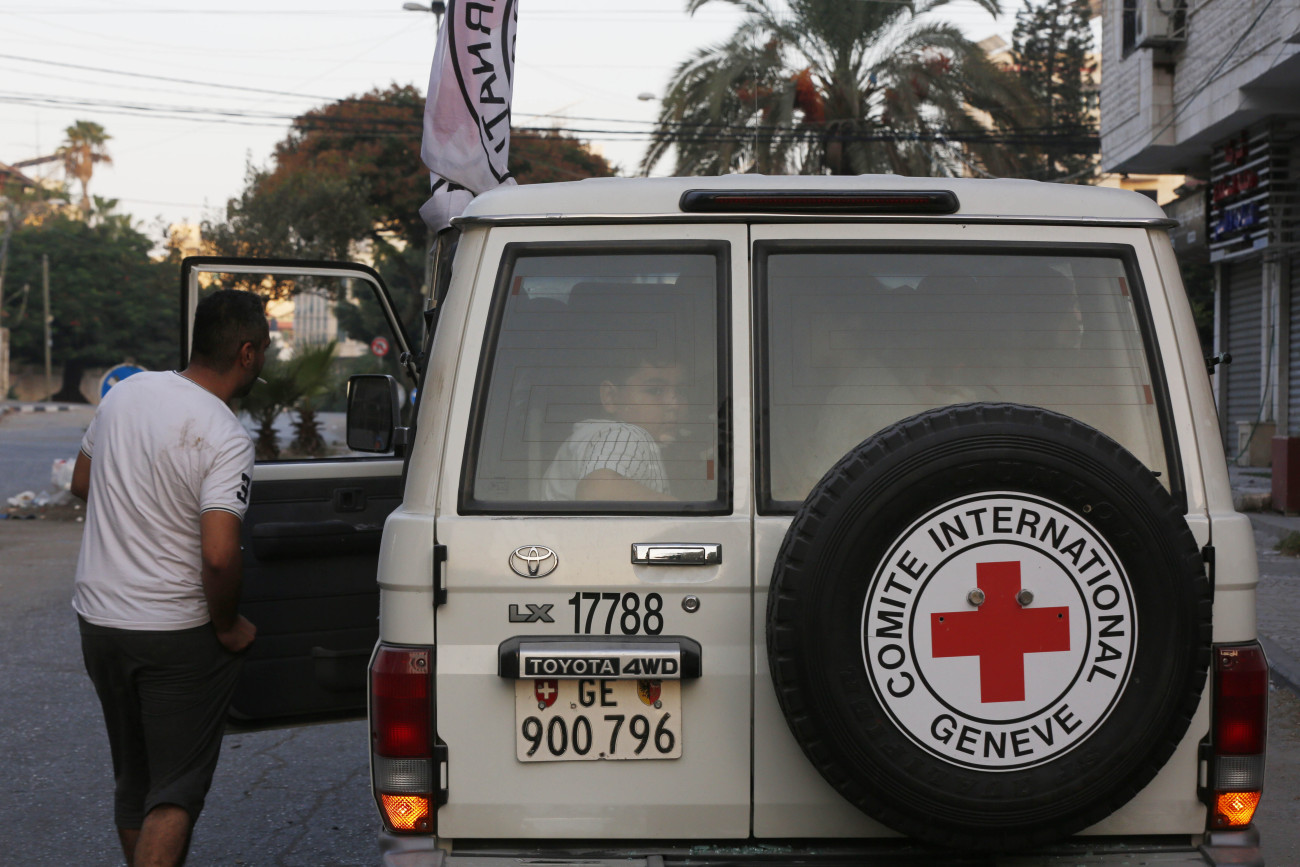 GAZA CITY, GAZA - OCTOBER 13: International Committee of the Red Cross (ICRC) vehicles transport Palestinians whose homes were destroyed in the attacks to safe areas following the United Nations (UN) reported that the Israeli army wanted 1.1 million civilians in Gaza to leave their homes and move to the south of the region in Gaza City, Gaza on October 13, 2023. (Photo by Ashraf Amra/Anadolu via Getty Images)