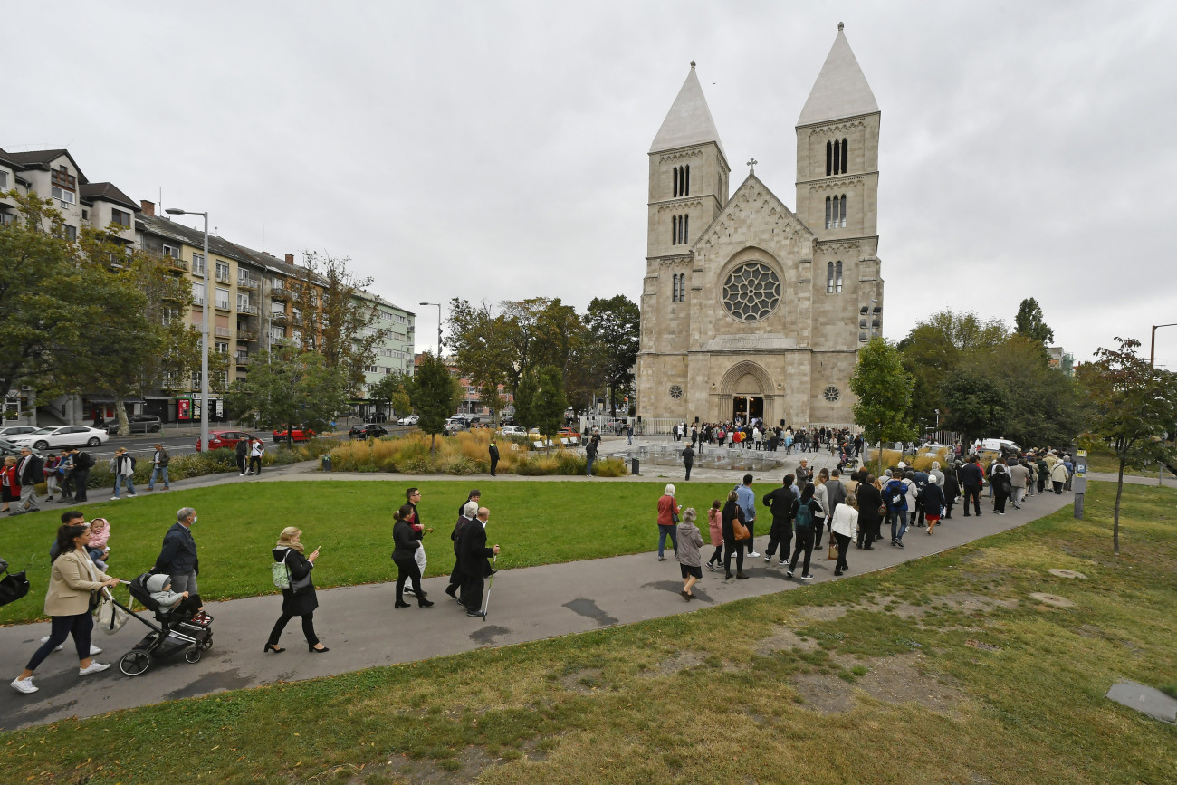 Budapest, 2023. október 15.
Ünnepi körmenet a kívül-belül felújított XIII. kerületi Lehel téri Szent Margit-templom megújítása és felszentelésének 90. évfordulója alkalmából tartott ünnepi szentmise után 2023. október 15-én.
MTI/Lakatos Péter
