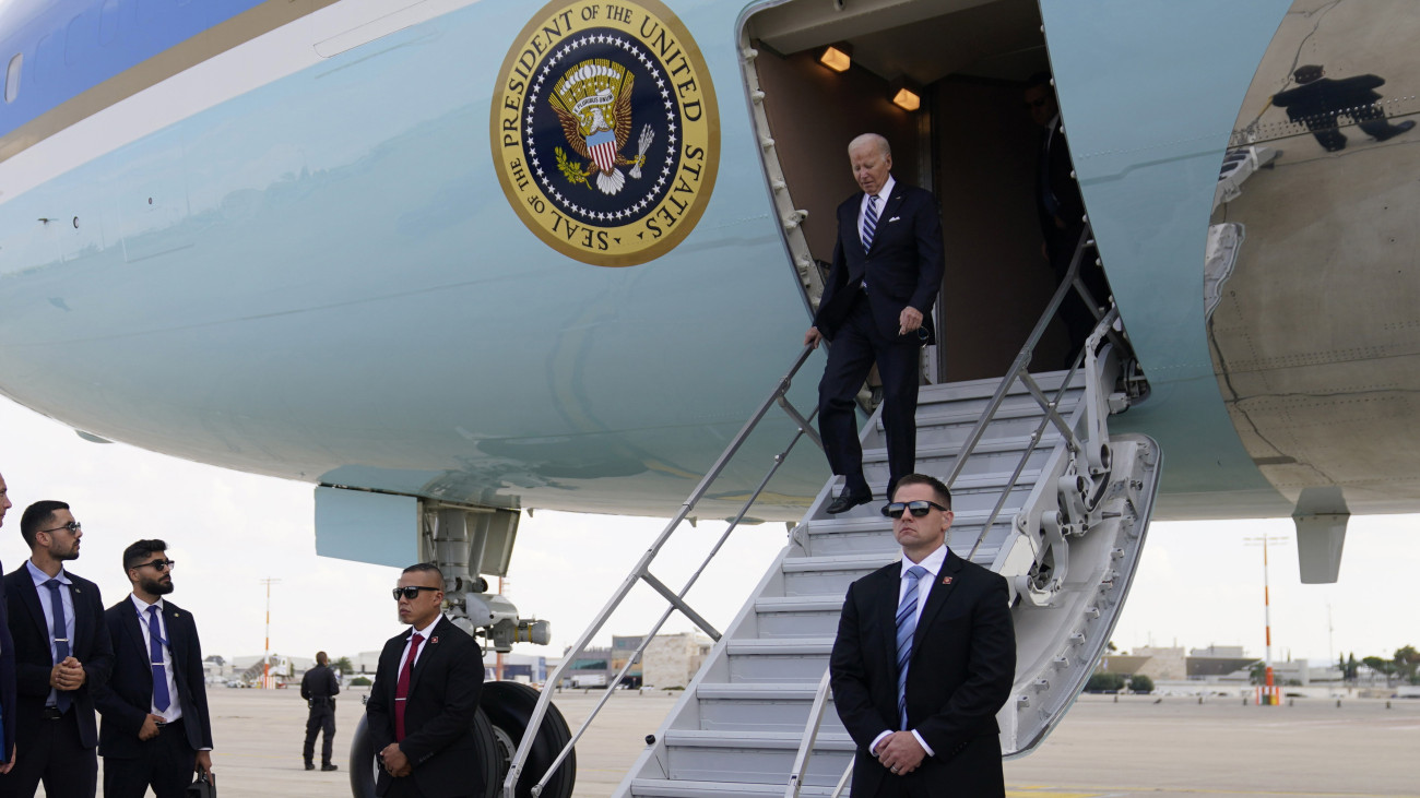 Tel-Aviv, 2023. október 18.
Joe Biden amerikai elnök megérkezik a tel-avivi Ben Gurion Nemzetközi Repülőtérre 2023. október 18-án.
MTI/AP/Evan Vucci