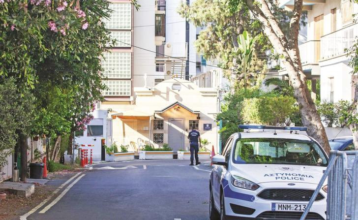 A rendőrség lezárta Izrael nicosiai nagykövetségének környékét, mert az épület közelében egy csőbomba robbant. Forrás: X / Oli London