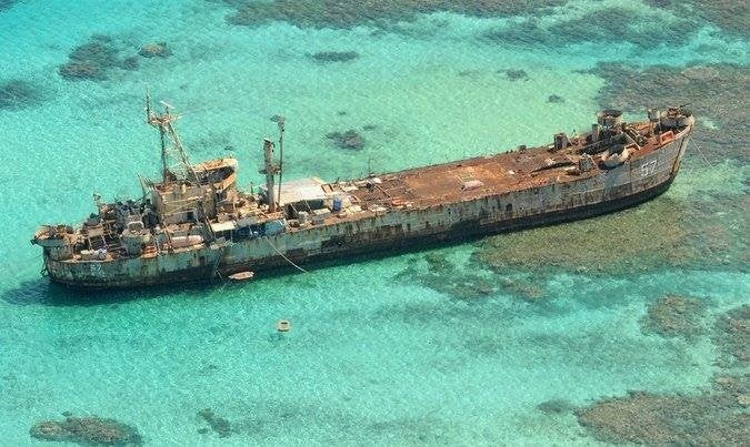 BRP Sierra Madre, a Spratley-szigeteknél zátonyra futtatott hadihajó, amely a térségben a Fülöp-szigetek szuverenitását jelképezi. Forrás: X / Indo-Pacific News