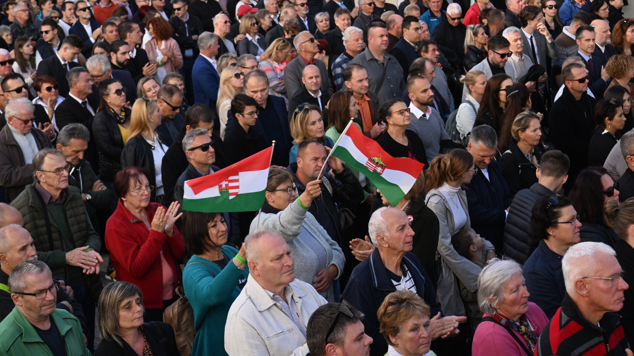 Veszprém, 2023. október 23.
Résztvevők az 1956-os forradalom és szabadságharc 67. évfordulóján tartott veszprémi ünnepi megemlékezésen 2023. október 23-án.
MTI/Koszticsák Szilárd