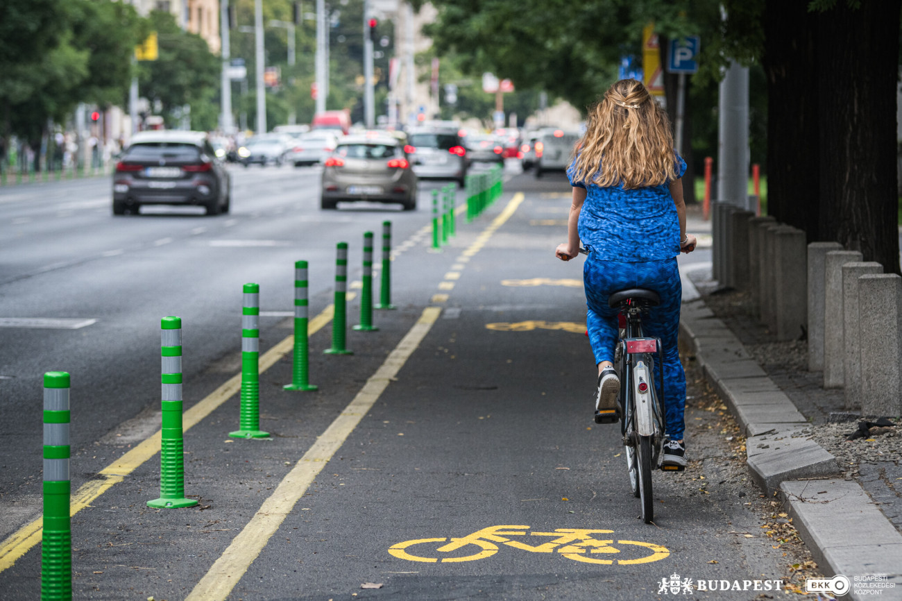 Pollerekkel (oszlopokkal) védett kerékpársáv a Váci úton