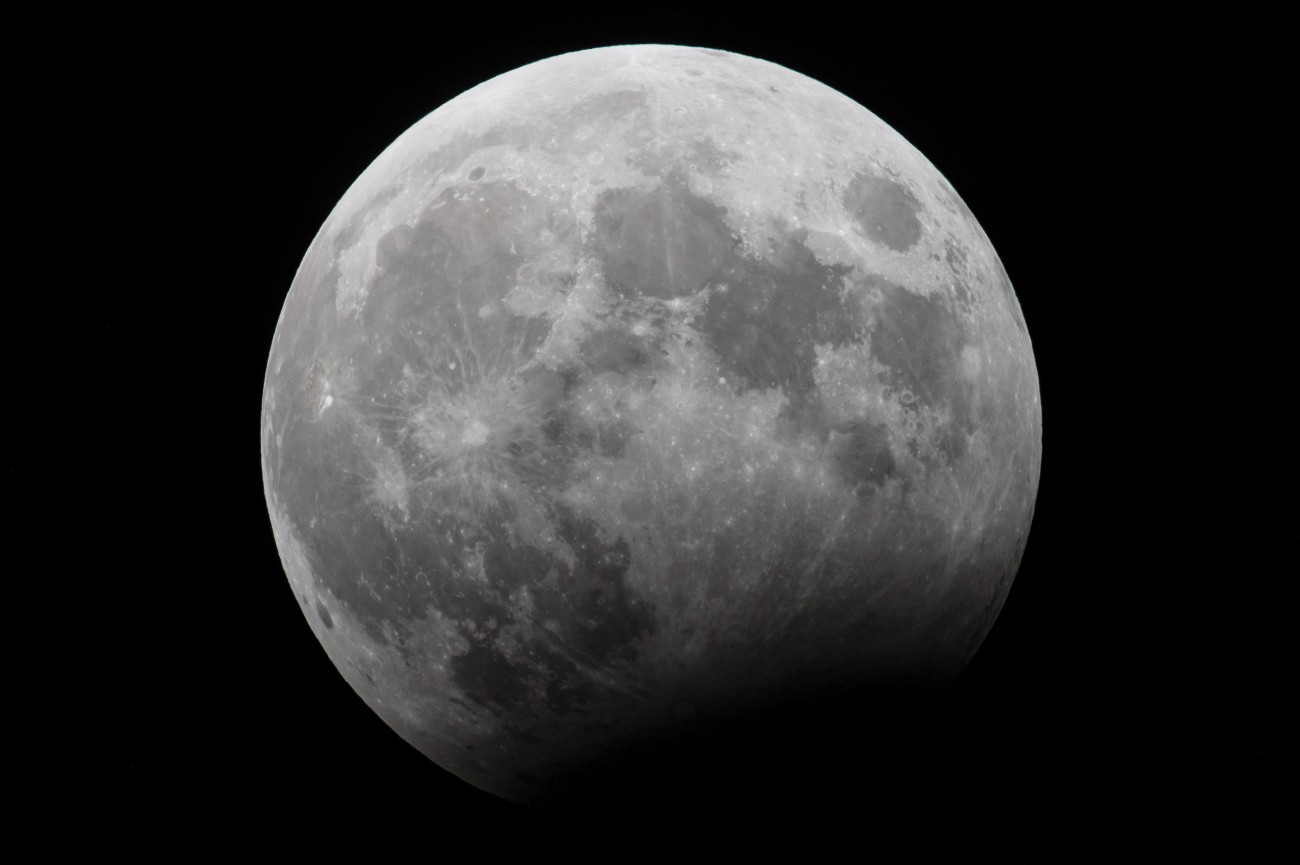 Salgótarján, 2023. október 29.
Részleges holdfogyatkozás Salgótarjánból fotózva 2023. október 28-án este. A holdfogyatkozást az okozza, hogy a Föld a Nap és a Hold közé kerül, ezért a Föld árnyéka részben vagy teljesen a Holdra vetül.
MTI/Komka Péter