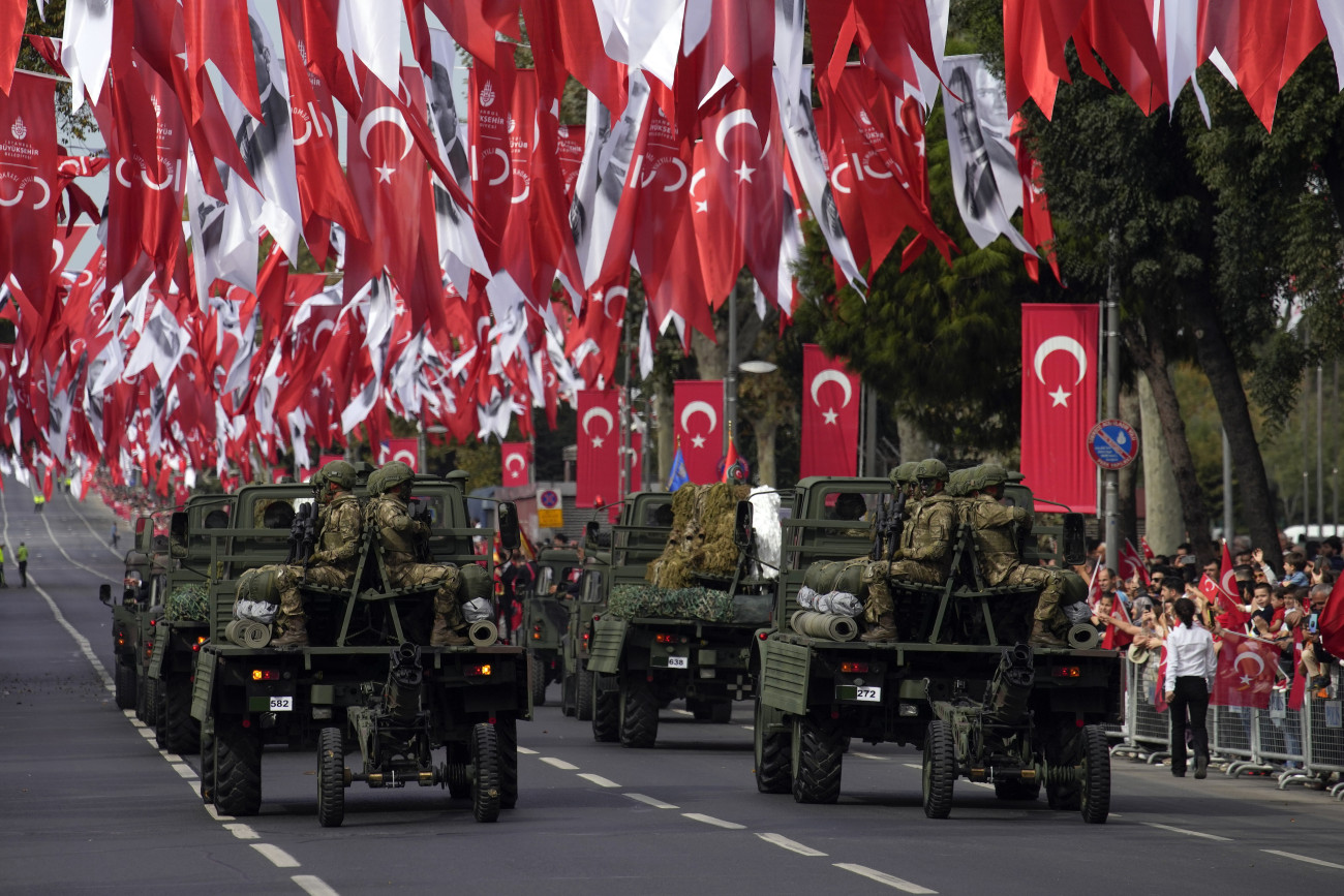 Isztambul, 2023. október 29.
A török hadsereg páncélozott harci járművei a török köztársaság kikiáltásának 100. évfordulója alkalmából tartott díszszemlén Isztambulban 2023. október 29-én.
MTI/AP/Emrah Gürel