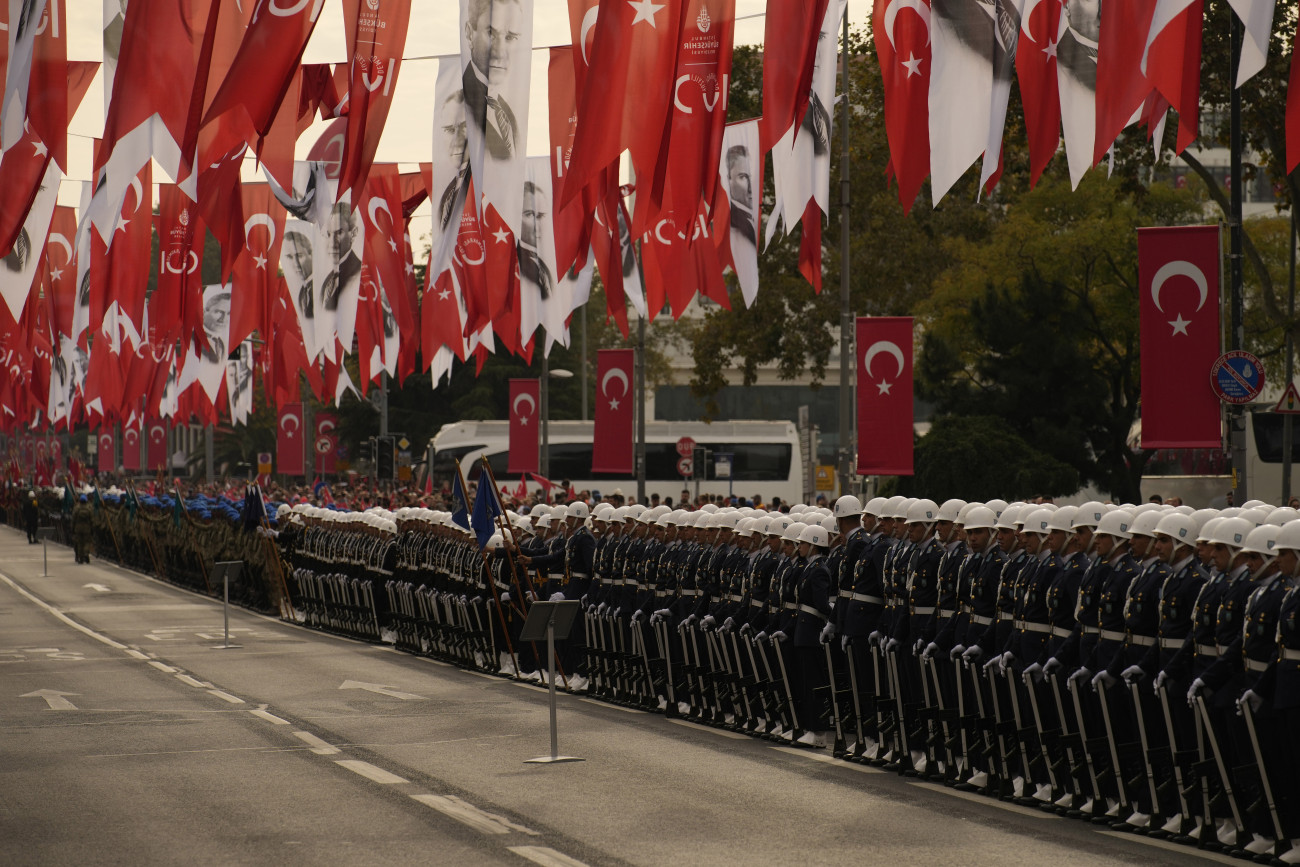 Isztambul, 2023. október 29.
Török katonák a török köztársaság kikiáltásának 100. évfordulója alkalmából tartott díszszemlén Isztambulban 2023. október 29-én.
MTI/AP/Emrah Gürel