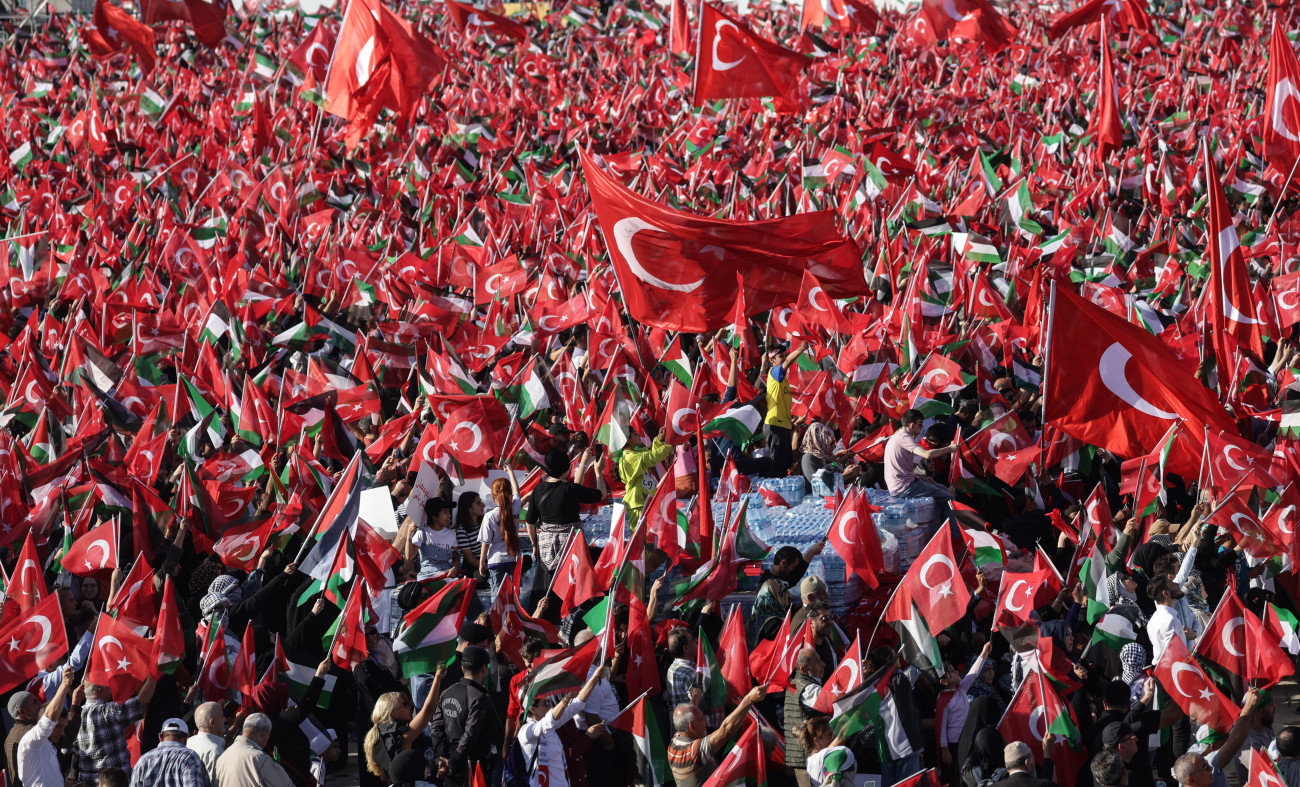Isztambul, 2023. október 28.
Recep Tayyip Erdogan török elnök támogatói a volt Atatürk repülőtér területén megtartott palesztinpárti nagygyűlésen Isztambulban 2023. október 28-án.
MTI/EPA/Erdem Sahin