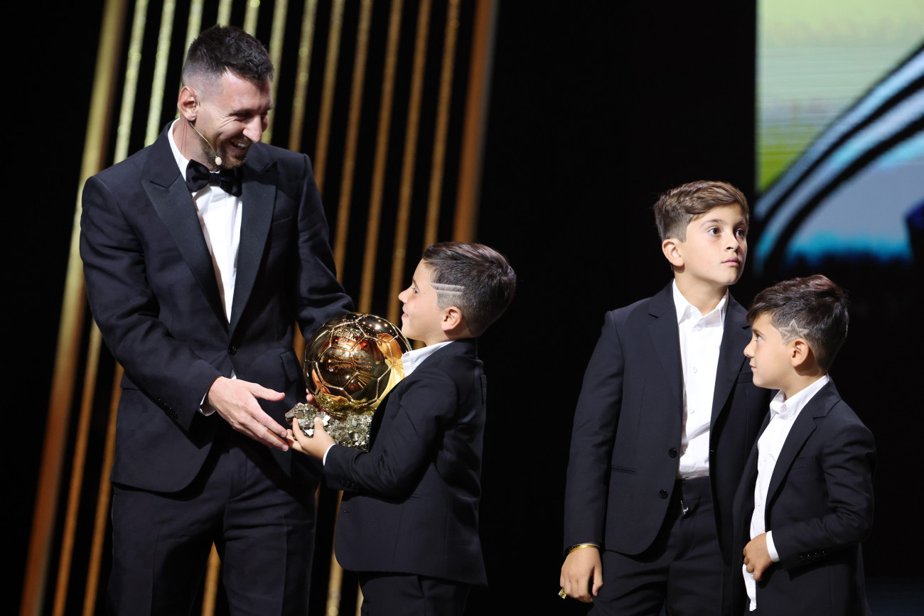 PARIS, FRANCE - OCTOBER 30: Lionel Messi and sons Thiago Messi, Mateo Messi Roccuzzo and Ciro Messi Roccuzz attend the 67th Ballon D'Or Ceremony at Theatre Du Chatelet on October 30, 2023 in Paris, France. (Photo by Pascal Le Segretain/Getty Images)