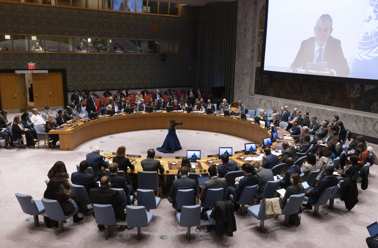New York, 2023. október 31.
Philippe Lazzarini, az ENSZ palesztinokat segélyező szervezetének (UNRWA) főigazgatója (kivetítőn) videókapcsolaton keresztül vesz részt az ENSZ Biztonsági Tanácsának (BT) az izraeli-palesztin konfliktus miatt összehívott ülésén a világszervezet New York-i székházában 2023. október 30-án. Lazzarini  kiemelte, hogy az izraeli ostrom alatt álló Gázai övezetben a halálos áldozatok 70 százaléka nő és gyerek, és három hét alatt csaknem 3200 gyerek vesztette életét.
MTI/EPA/Justin Lane