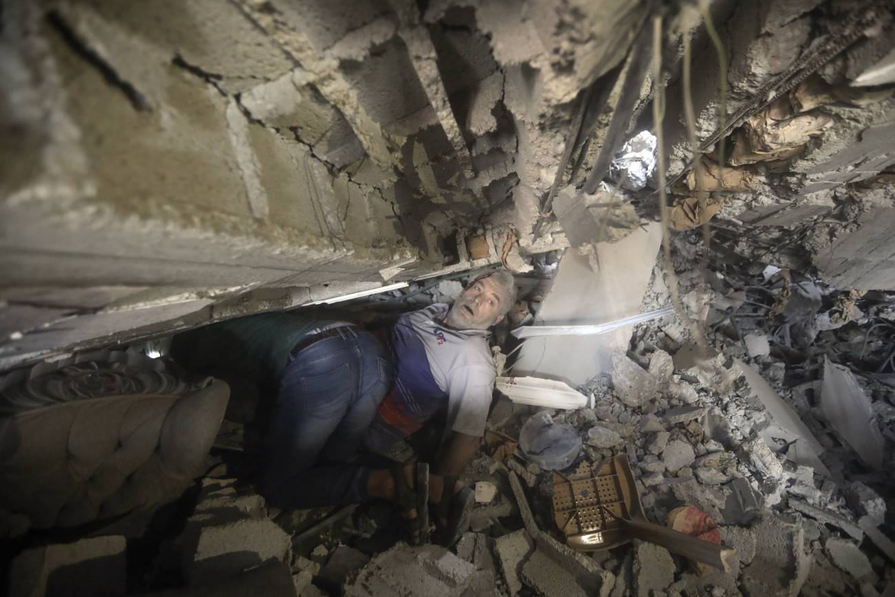 Hán-Júnisz, 2023. november 7.
Palesztinok túlélők után kutatnak egy izraeli légicsapásban megsemmisült lakóépület romjai között a Gázai övezet déli részén fekvő Hán-Júniszban lévő menekülttáborban 2023. november 7-én. A Gázai övezetet irányító Hamász palesztin iszlamista szervezet fegyveresei október 7-én támadást indítottak Izrael ellen, több mint 1400 embert meggyilkoltak, további mintegy háromezret megsebesítettek, valamint 200-nál is több embert elraboltak és túszként tartanak fogva. Az izraeli válaszcsapások halálos áldozatainak száma átlépte a 9700-at, a sebesülteké pedig megközelíti a 25 ezret a palesztinok lakta területeken.
MTI/AP/Mohammed Dahman