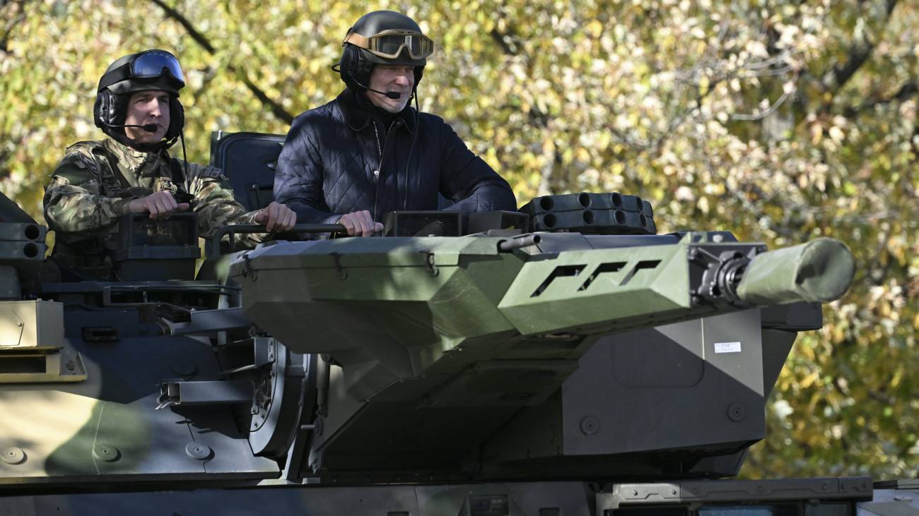 Hódmezővásárhely, 2023. november 7.
Szalay-Bobrovniczky Kristóf honvédelmi miniszter (j) egy Lynx páncélozott gyalogsági harcjárműben a NATO-erők részvételével megrendezett Adaptive Hussars 23 többnemzeti országos gyakorlat megnyitóján a hódmezővásárhelyi Zrínyi Miklós Laktanyában 2023. november 7-én.
MTI/Koszticsák Szilárd