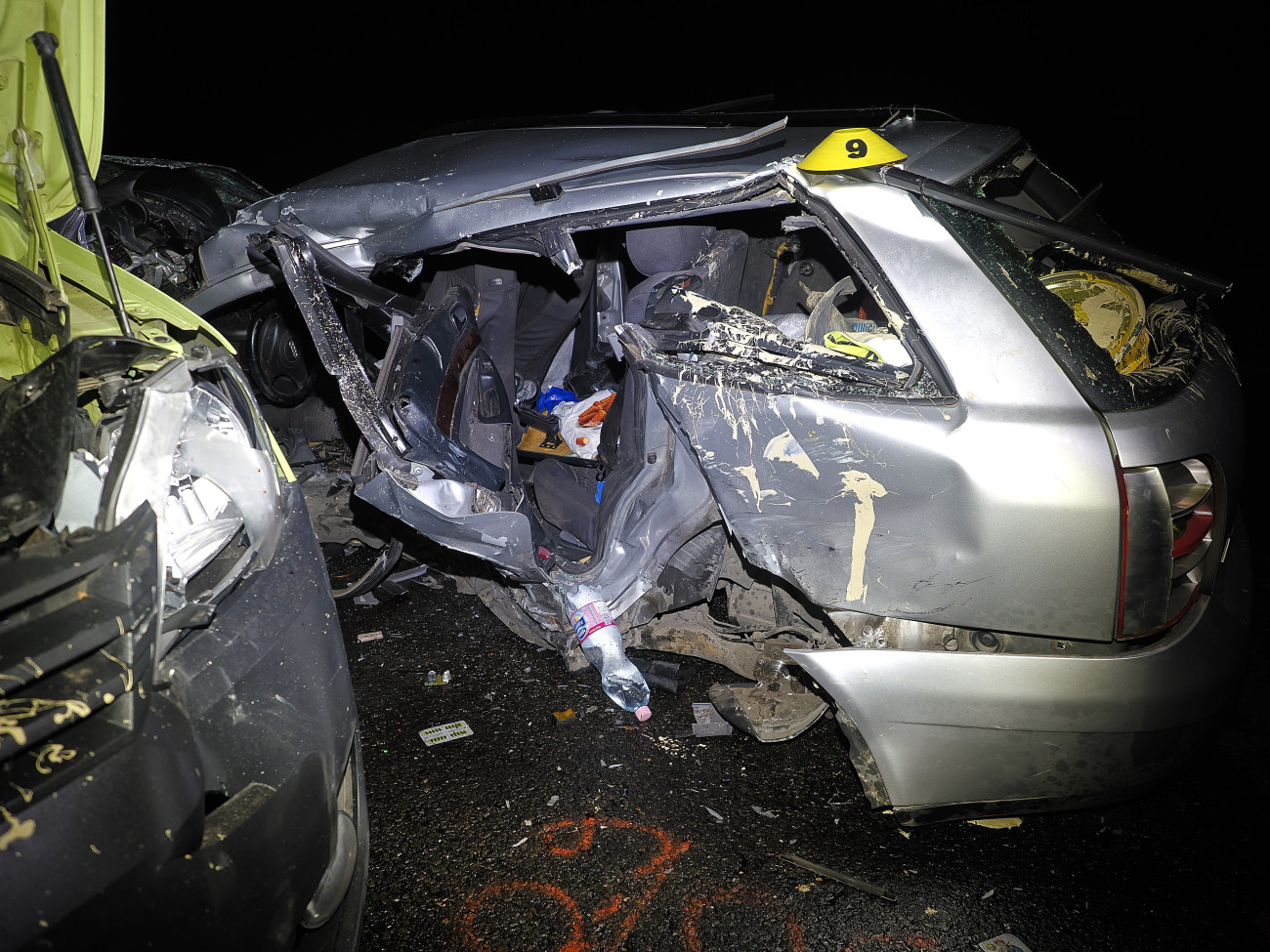 Szekszárd, 2023. november 8.
Összeroncsolódott személyautók az M9-es autóúton Szekszárd közelében 2023. november 8-án. Az út 3-as és 4-es kilométere között három autó összeütközött, a balesetben ketten meghaltak.
MTI/Donka Ferenc