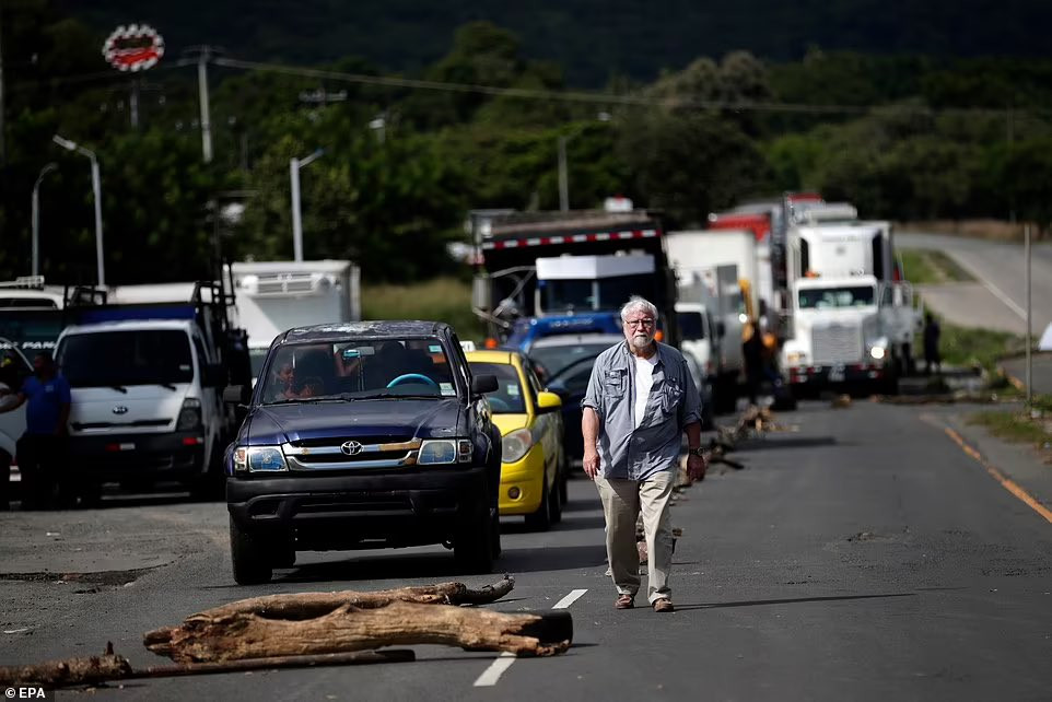 A 77 éves autós két klíma aktivistával végzett. Forrás: X / End Wokeness