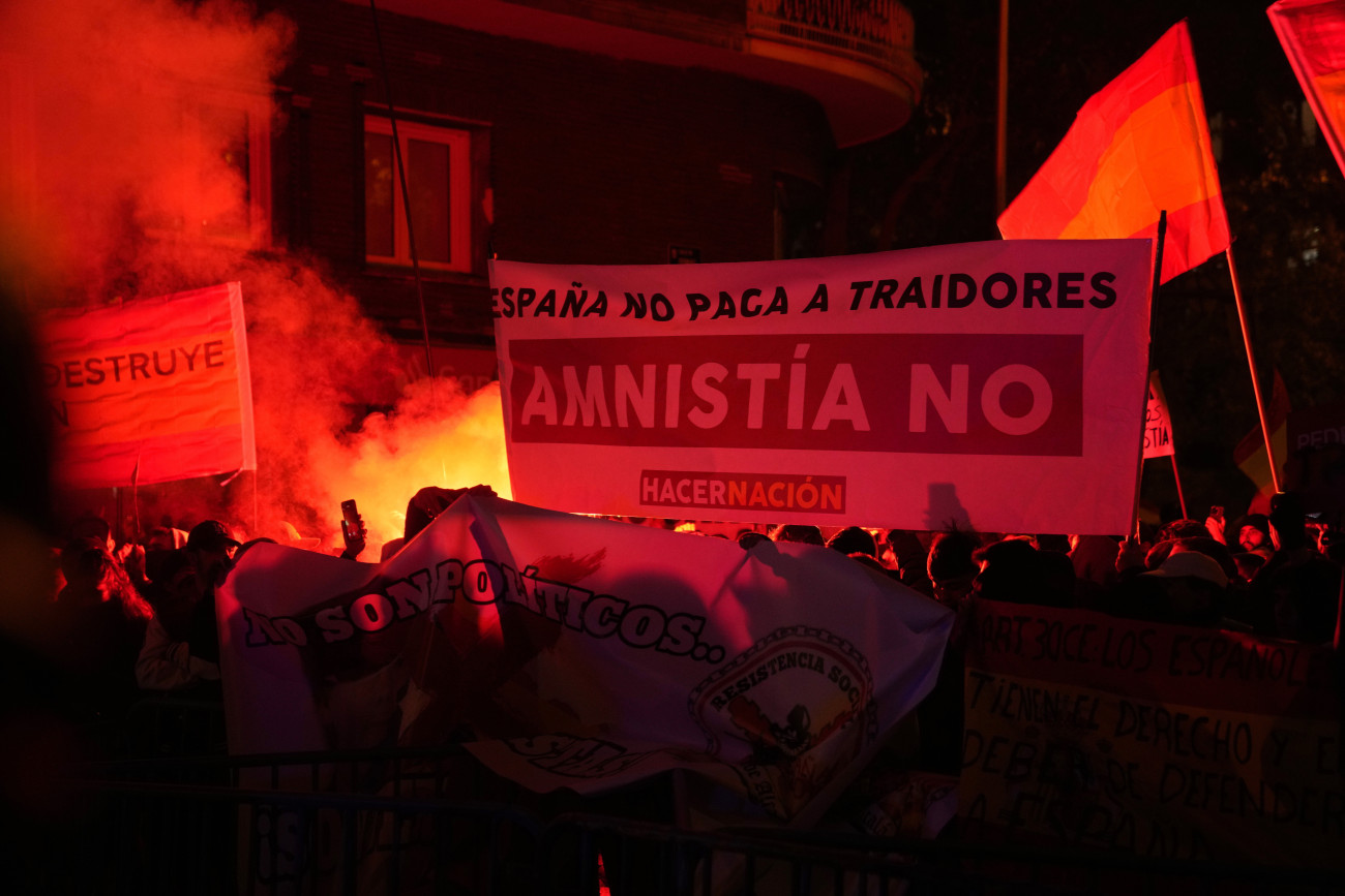 Madrid, 2023. november 8.
Tüntetők tiltakoznak jelzőfáklyákkal a 2017-ben alkotmányellenesen megtartott katalán függetlenségi népszavazás megrendezése miatt elítélt politikusok amnesztiájáról szóló megállapodás ellen a kormányzó Spanyol Szocialista Munkáspárt (PSOE) madridi székházánál 2023. november 7-én.
MTI/AP/Paul White