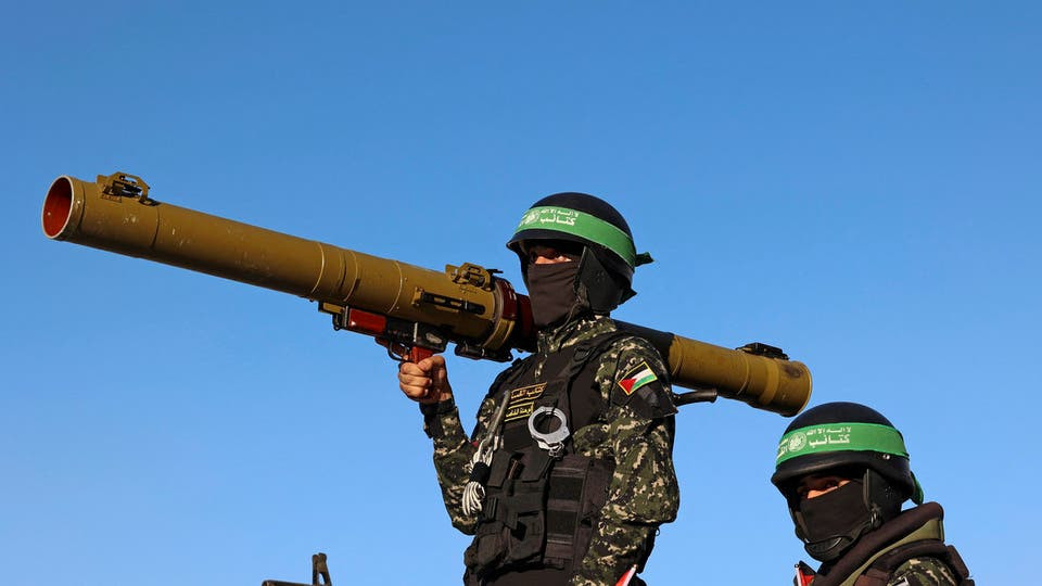 Palesztin fegyveresek pózolnak egy észak-koreai gyártású páncéltörő rakétával. Forrás: X / Hitech_Sanghi